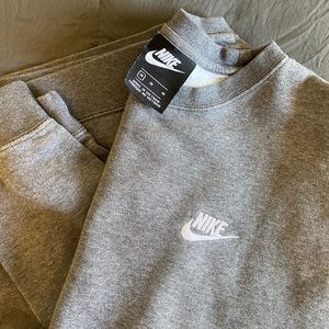 EUC Unisex Nike Sweatshirt